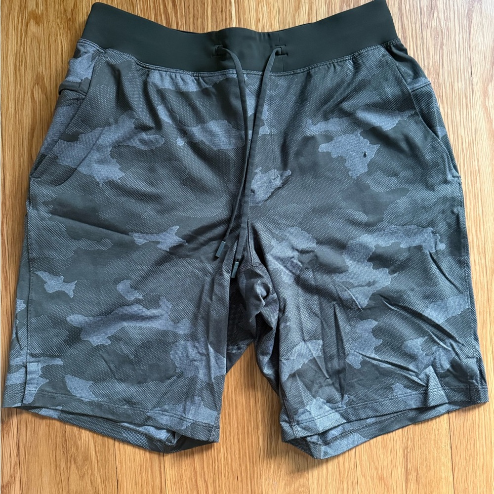 Lululemon Men’s Medium Linerless License To Train 9” Inseam Black/Gray Camo